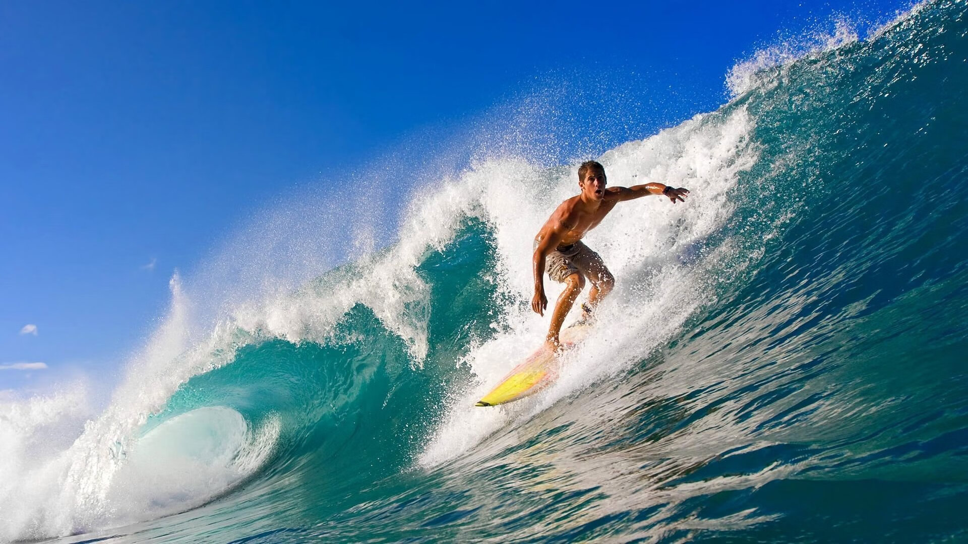 欧冠小组赛：AC米兰老将吉鲁完成倒钩 攻入职业生涯最精彩进球之一